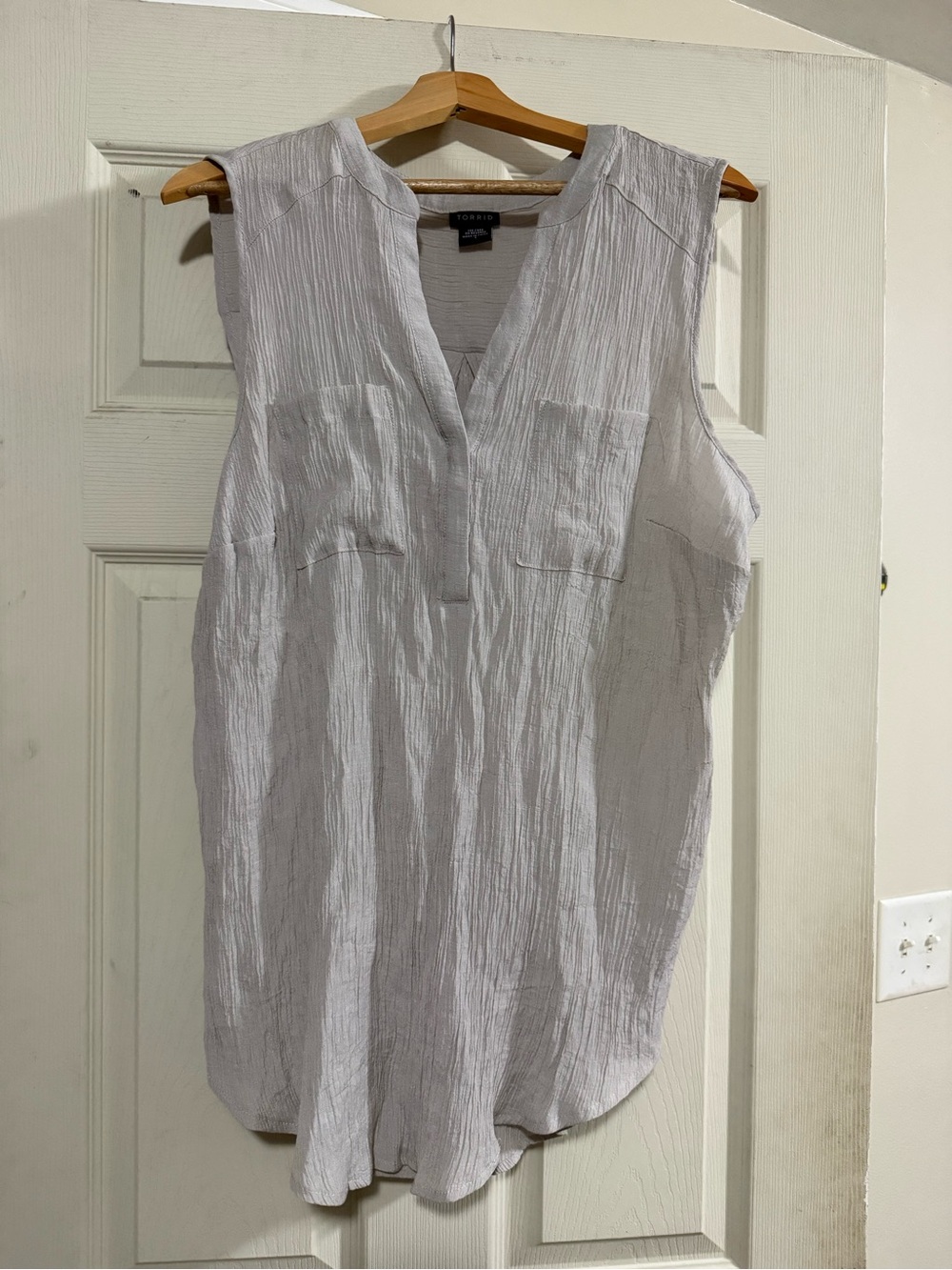 torrid Off White Sleeveless Textured V-Neck Tank